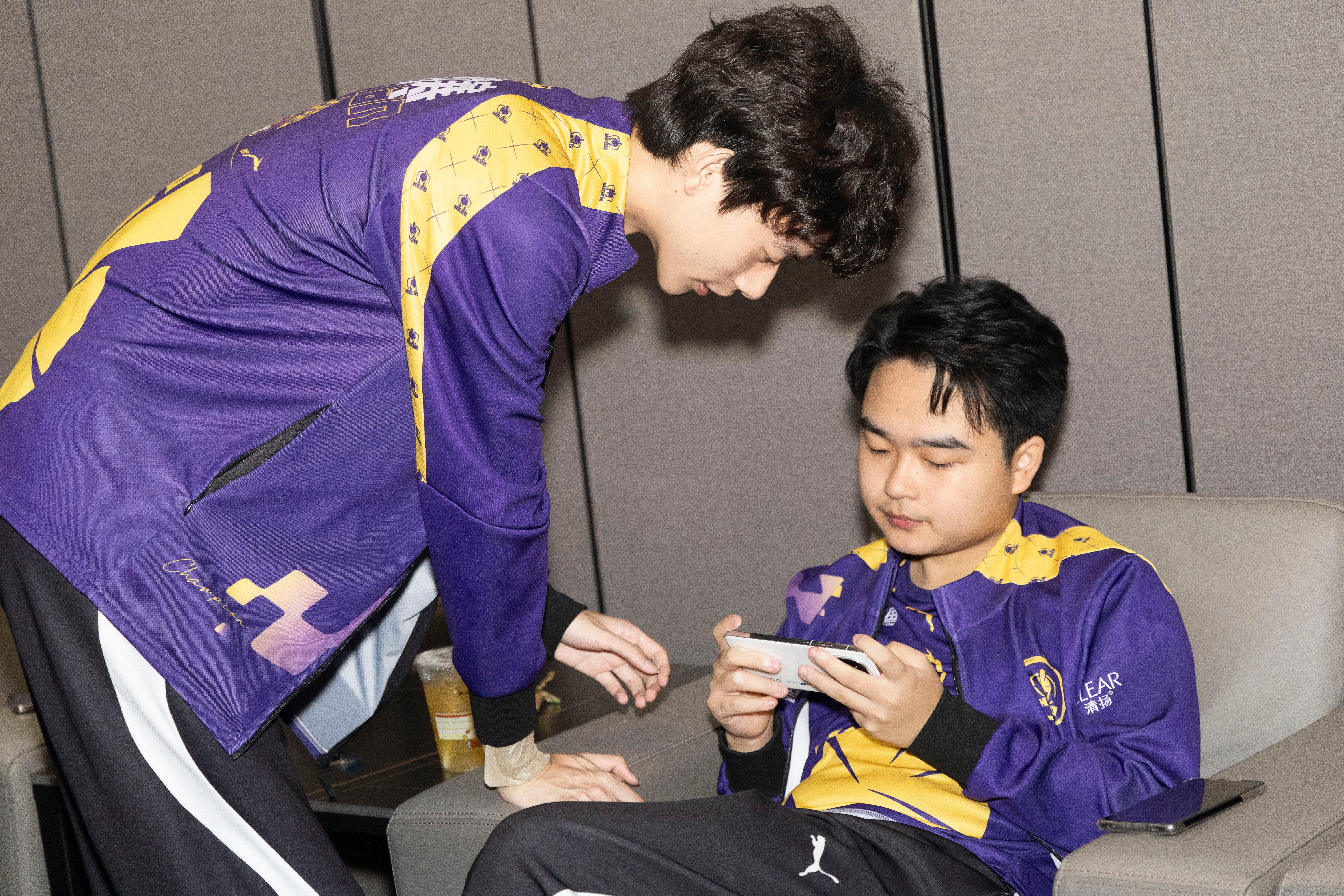 FLY横扫JDG，Knight开启传奇时刻强强对话淘汰赛，点燃全场激情