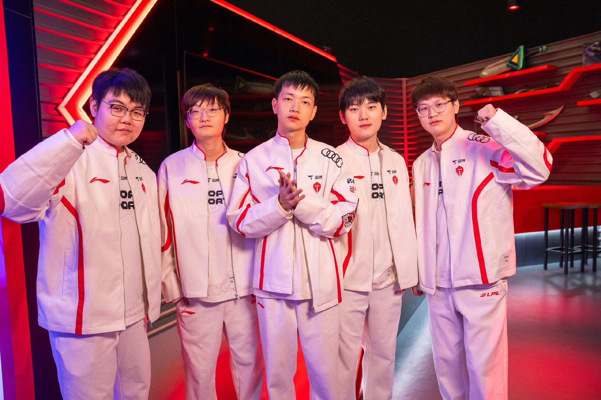 FLY横扫RNG，Gumayusi关键团战开团秒人鏖战多局2025世界赛，锁定晋级资格