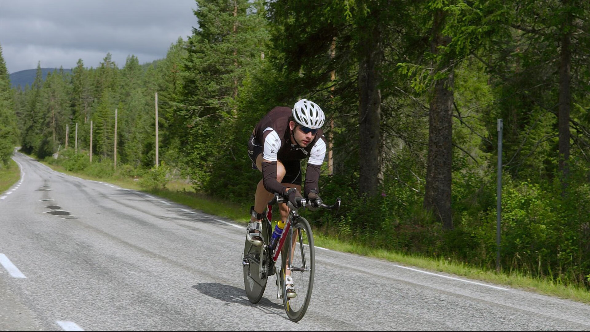 F1年度争冠之夜，詹姆斯·亨特精神再现，新星主宰比赛走向
